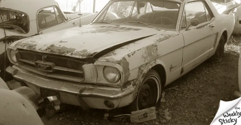 coche en mal estado viejo y oxidado pendiente de una restauración