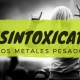 imagen con un cartel que dice "DESINTOXÍCATE" y de fondo gente en un concierto heavy metal