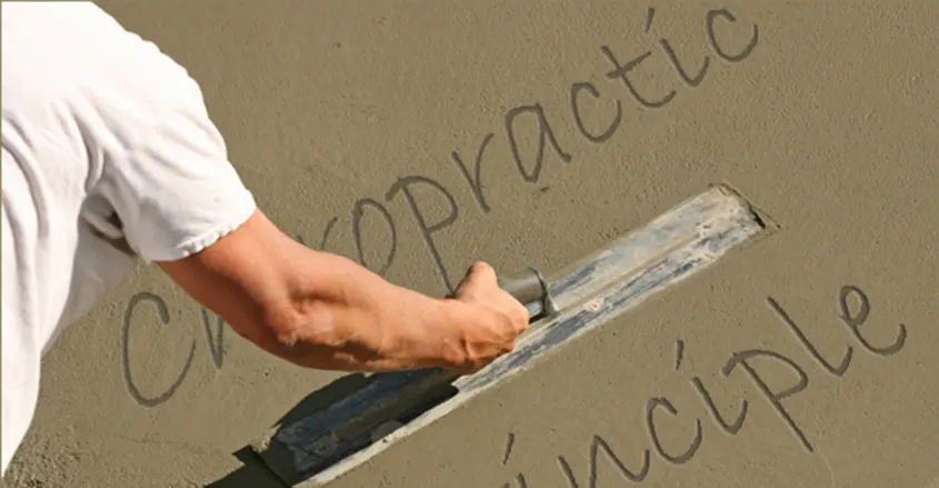 imagen de profesional contruyendo una casa con las letras de quiropráctico grabadas en una fachada