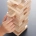 Mano quitando piezas de un juego de Jenga