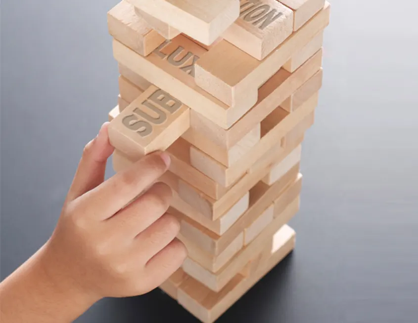 Mano quitando piezas de un juego de Jenga