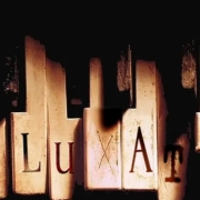 imagen que muestra las teclas de un piano desafinadas con las letras impresas de subluxación