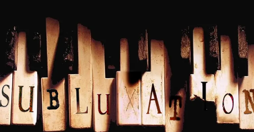 imagen que muestra las teclas de un piano desafinadas con las letras impresas de subluxación
