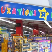 imagen de tienda de juguetes con el texto subluxación en la entrada