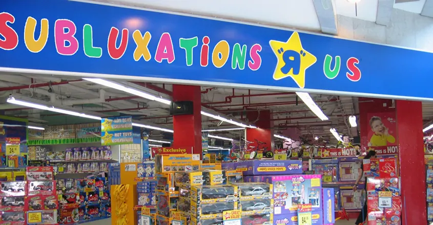 imagen de tienda de juguetes con el texto subluxación en la entrada