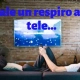 hombre tumbado en un sofá viendo la tele Quiropráctica