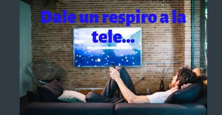 hombre tumbado en un sofá viendo la tele Quiropráctica